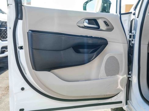 Used 2024 Chrysler Pacifica Touring-L image 20