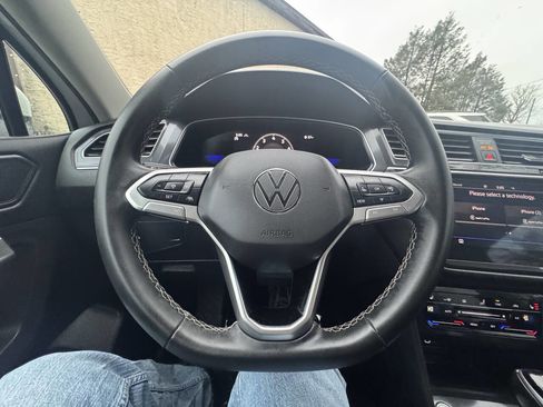 Used 2024 Volkswagen Tiguan SE AWD/4WD image 32