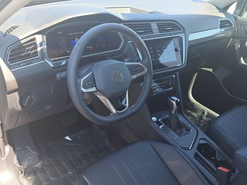 Used 2023 Volkswagen Tiguan SE FWD image 17