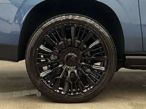 Used 2025 Chevrolet Suburban High Country image 11