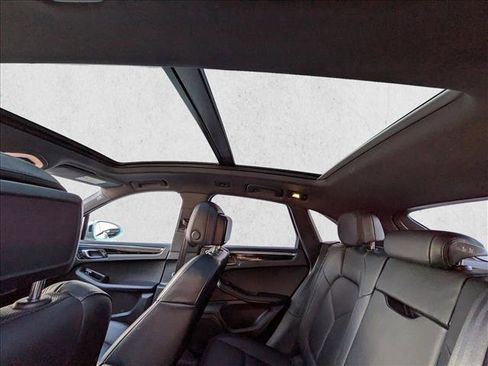 Used 2025 Porsche Macan image 19