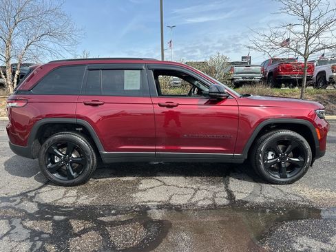 Used 2025 Jeep Grand Cherokee Limited w/ Black Appearance Package image 16
