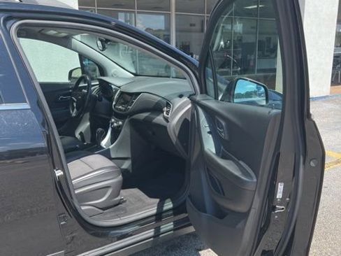 Used 2019 Chevrolet Trax LT w/ LT Convenience Package FWD image 17