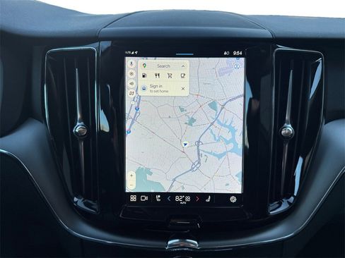 Certified 2025 Volvo XC60 B5 Core image 18