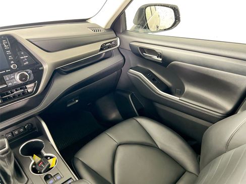 Used 2021 Toyota Highlander XLE image 25