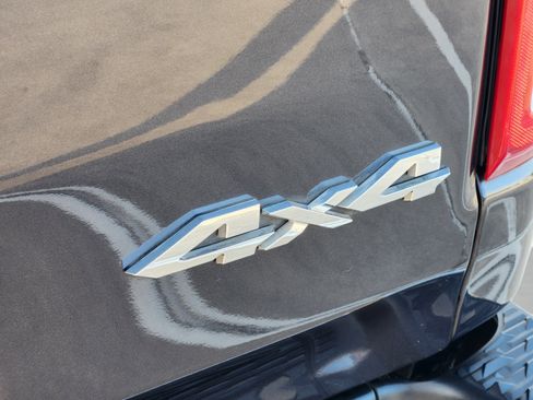 Used 2019 RAM 1500 4x4 Crew Cab image 41