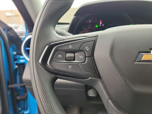 Used 2025 Chevrolet Trax LT FWD image 23