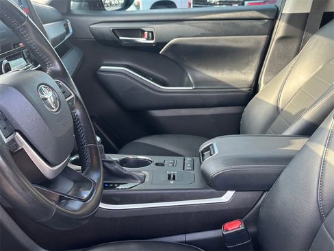 Used 2022 Toyota Highlander XLE image 11