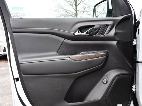 Used 2022 GMC Acadia Denali w/ Denali Ultimate Package image 10