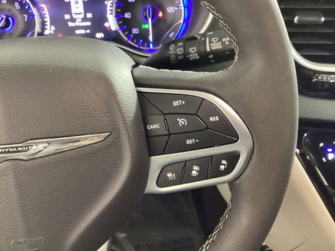 Used 2023 Chrysler Pacifica Touring-L image 23