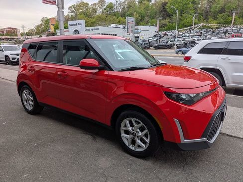 Used 2023 Kia Soul LX w/ LX Technology Package FWD image 5