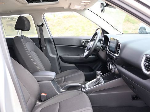 Used 2025 Hyundai Venue SEL FWD image 8