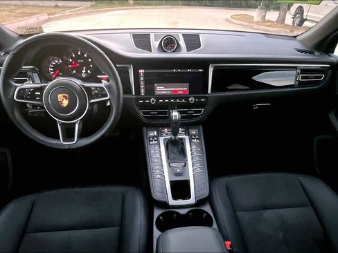 Used 2021 Porsche Macan image 32