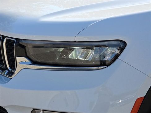 Used 2023 Jeep Grand Cherokee Limited image 4