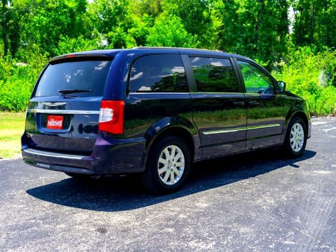 Used 2015 Chrysler Town & Country Touring FWD image 7