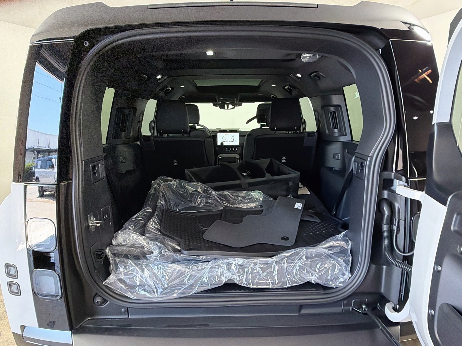 New 2026 Land Rover Defender 130 X-Dynamic SE AWD/4WD image 30