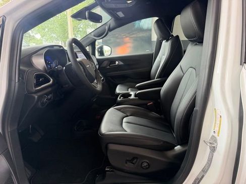 New 2026 Chrysler Pacifica Select AWD/4WD image 13