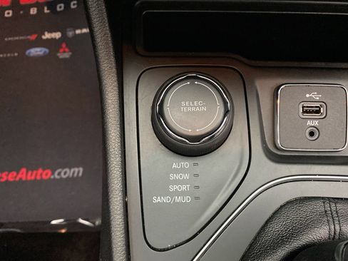 Used 2019 Jeep Cherokee Latitude Plus w/ Comfort/Convenience Group AWD/4WD image 20