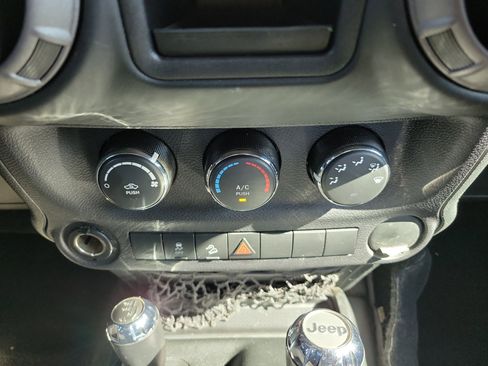 Used 2018 Jeep Wrangler Unlimited Sport w/ Connectivity Group AWD/4WD image 28