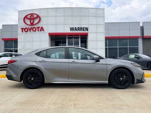Used 2025 Toyota Camry SE FWD image 3