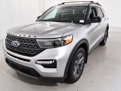 Used 2024 Ford Explorer XLT w/ Equipment Group 202A AWD/4WD image 2
