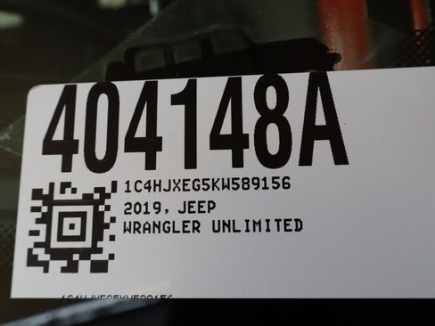 Used 2019 Jeep Wrangler Unlimited Sahara w/ Uconnect 4C Nav & Sound Group AWD/4WD image 40