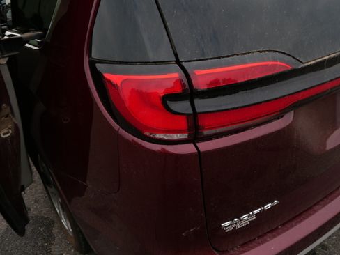 Used 2021 Chrysler Pacifica Limited w/ Uconnect Theater Family Group FWD image 18
