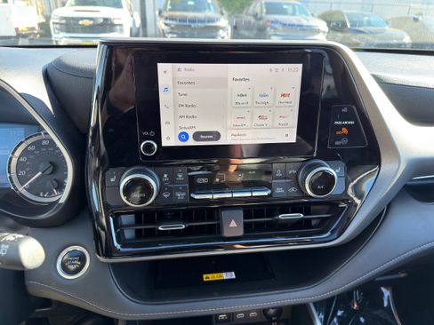 Used 2024 Toyota Highlander XLE image 30