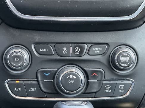 Used 2019 Jeep Cherokee Latitude Plus w/ Cold Weather Group image 15