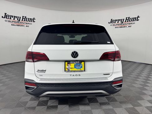 Used 2023 Volkswagen Taos SE w/ Panoramic Sunroof Package AWD/4WD image 7