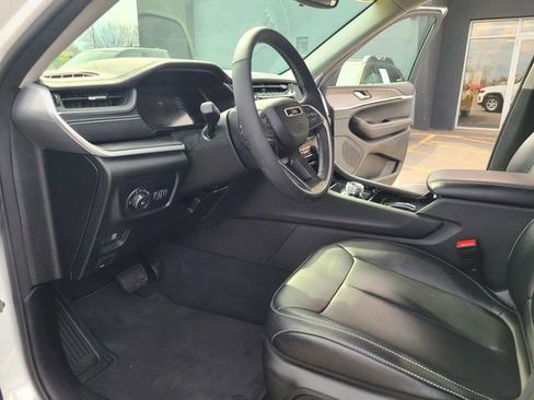 Used 2023 Jeep Grand Cherokee Limited AWD/4WD image 14