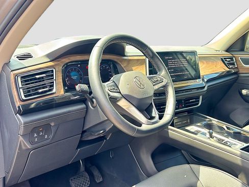 Used 2025 Volkswagen Atlas SE FWD image 9