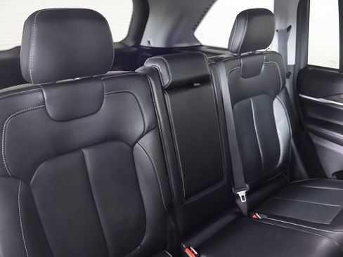 Used 2023 Jeep Grand Cherokee Limited w/ Luxury Tech Group II image 35