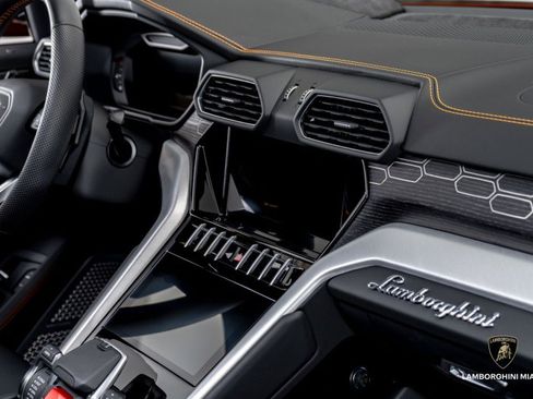 Used 2022 Lamborghini Urus image 45