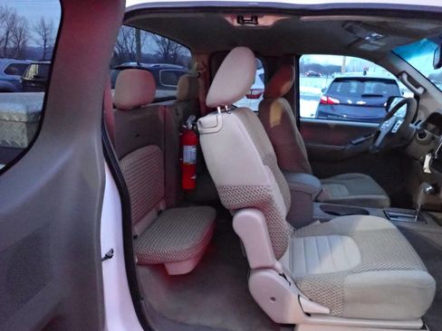 Used 2014 Nissan Frontier SV image 10