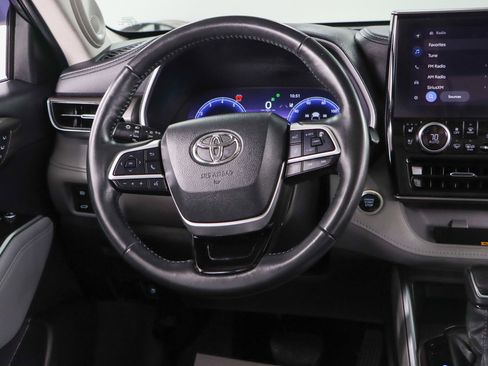 Used 2024 Toyota Highlander Limited FWD image 12