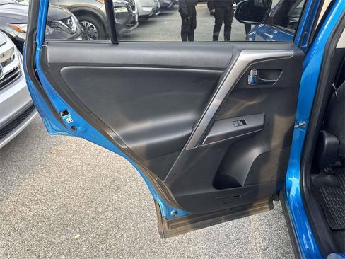 Used 2018 Toyota RAV4 XLE image 9