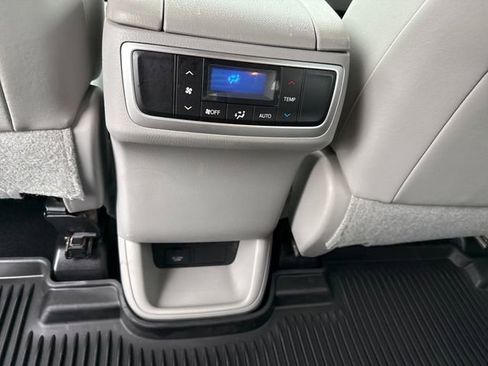 Used 2017 Toyota Highlander XLE AWD/4WD image 22