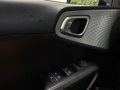 Used 2025 Kia Soul LX w/ LX Technology Package FWD image 19