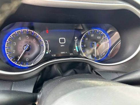Used 2024 Chrysler Pacifica Touring-L FWD image 7