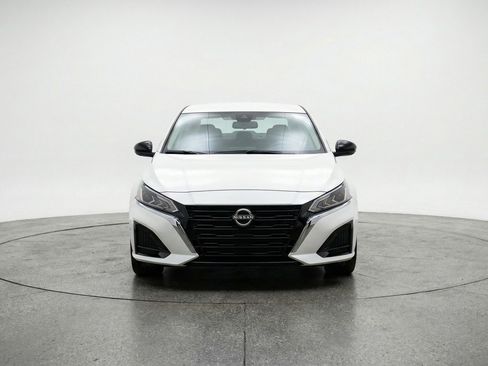 Used 2025 Nissan Altima 2.5 SV FWD image 2