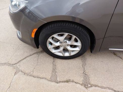 Used 2019 Chrysler Pacifica Touring-L Plus FWD image 33