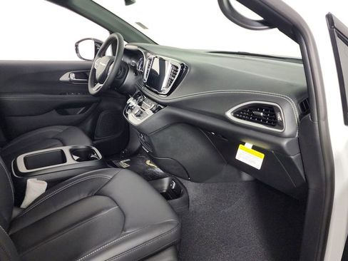 New 2026 Chrysler Pacifica Select image 28