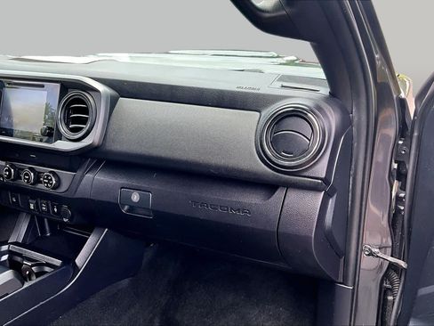 Used 2019 Toyota Tacoma TRD Sport AWD/4WD image 18
