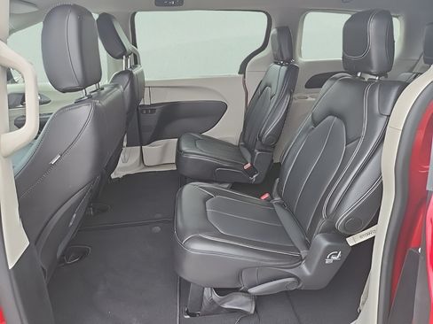 Used 2024 Chrysler Pacifica Touring-L FWD image 21