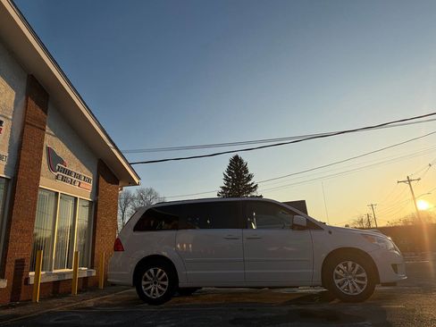 Used 2013 Volkswagen Routan SE image 5