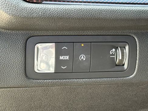 Used 2025 Chevrolet Traverse RS FWD image 26