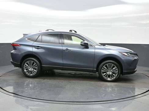 Used 2022 Toyota Venza XLE image 7