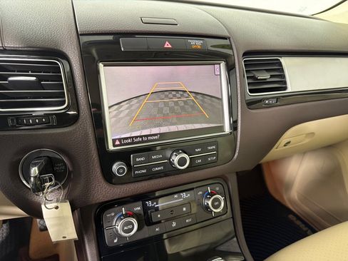 Used 2013 Volkswagen Touareg VR6 AWD/4WD image 17