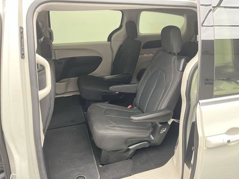 Used 2017 Chrysler Pacifica Touring FWD image 10
